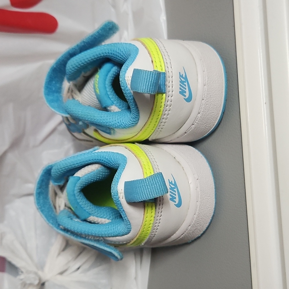 Nike - Picture 3 of 4